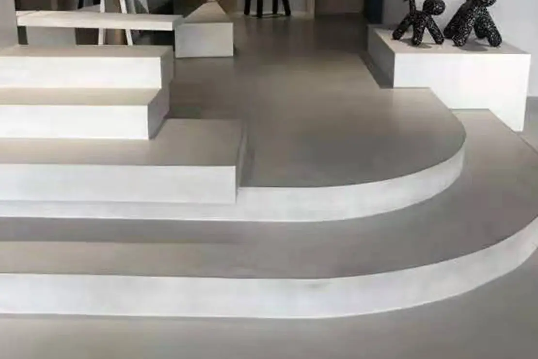 Escalier en béton ciré avec des formes arrondies et rectangulaires. Escalier en béton ciré avec des formes arrondies et rectangulaires.